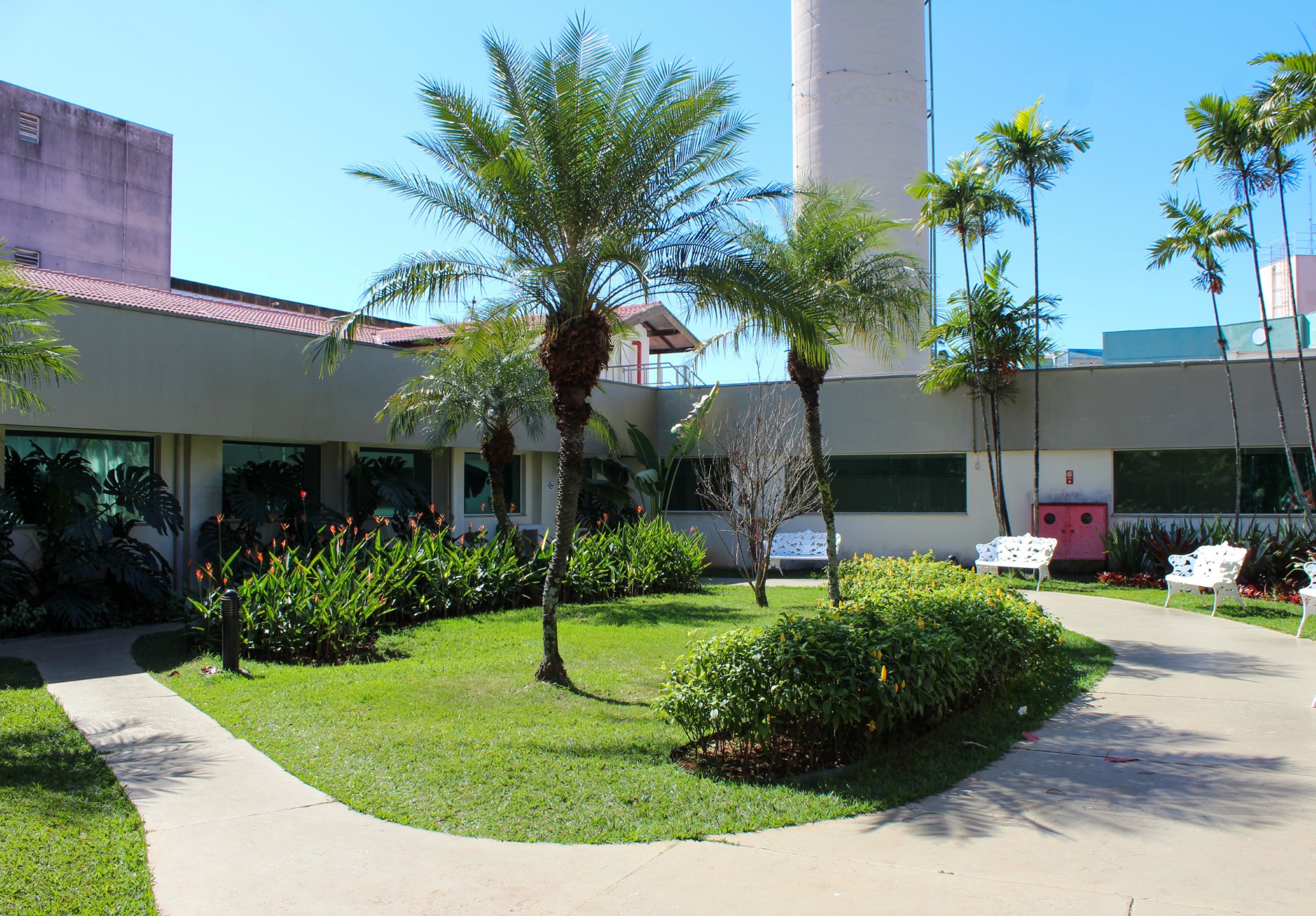 Jardim e acomodações de internação com contato com a natureza no CMC
